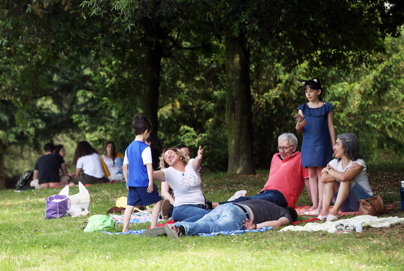 Es Martes de Campo y los ovetenses mantienen la tradición, aunque la mayoría este año han decidido comerlo en casa, por responsabilidad