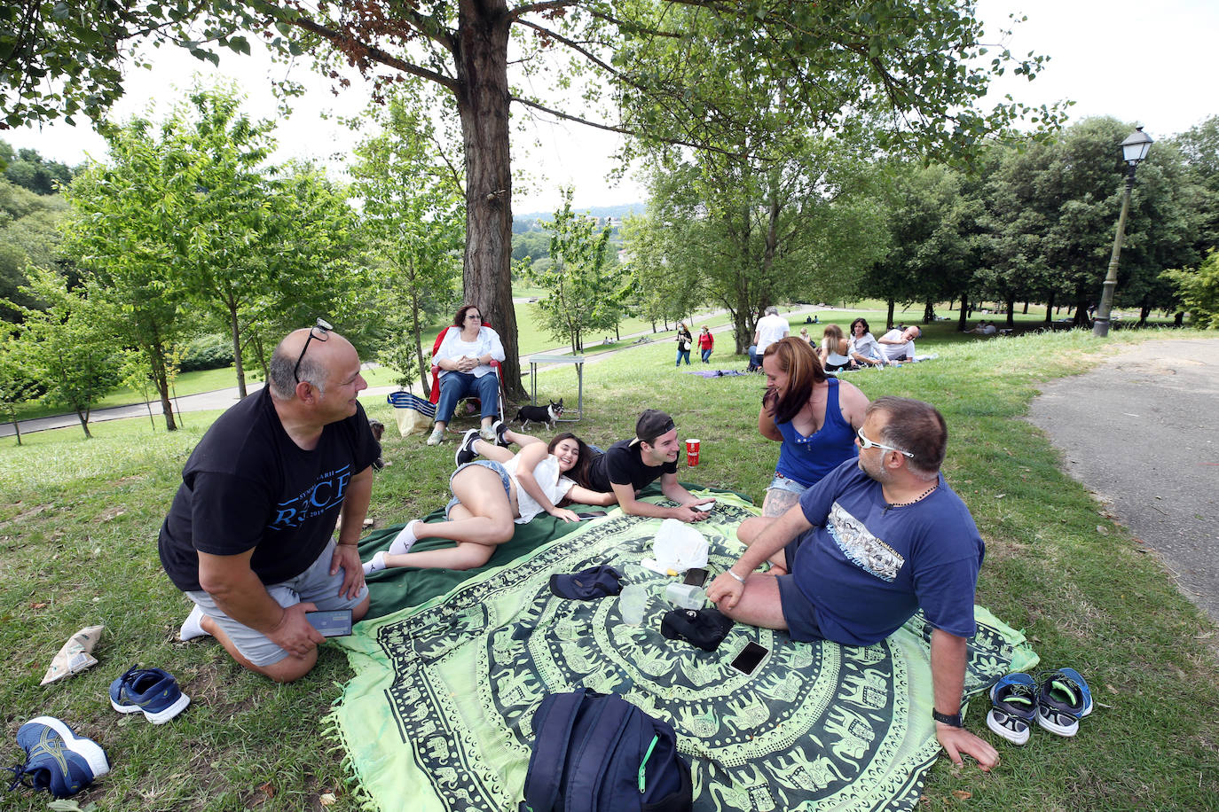 Es Martes de Campo y los ovetenses mantienen la tradición, aunque la mayoría este año han decidido comerlo en casa, por responsabilidad