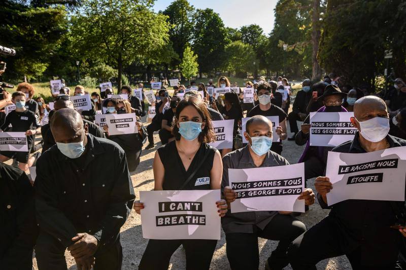 Las protestas y manifestaciones contra el racismo y la brutalidad policial han llegado a todo el mundo a raíz del asesinato del afroamericano George Floyd a manos de un policía en Estados Unidos. Desde España hasta Kenia, pasando por Australia, Inglaterra o Alemania, cientos de personas reclaman la igualdad bajo el lema 'Black Lives Matter' ('las vidas de los negros importan'). En la imagen, París (Francia).