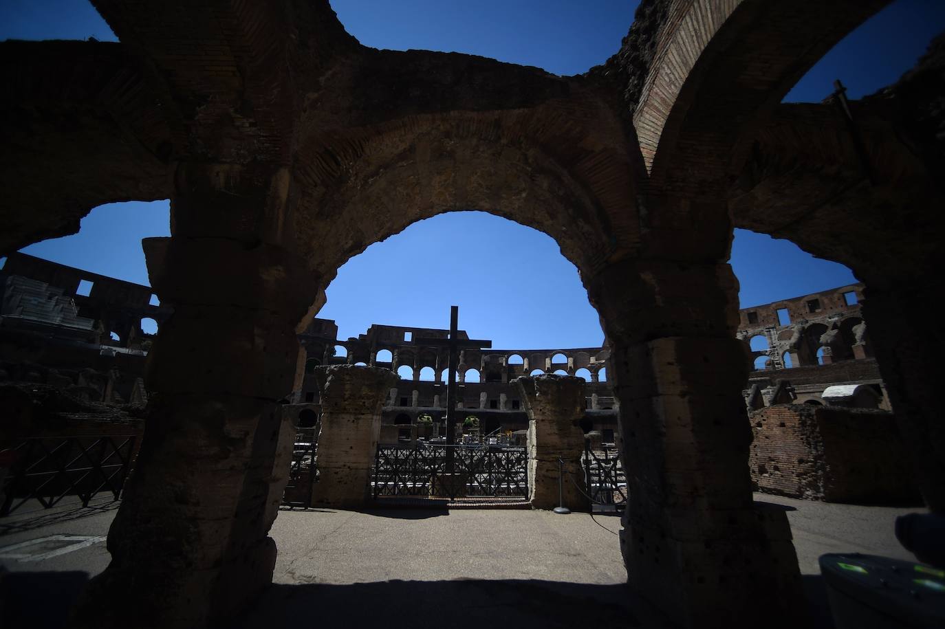 El Coliseo de Roma y algunas de las principales joyas culturales de Italia, como los Museos Vaticanos o los Uffizi de Florencia, han reabierto sus puertas después de casi tres meses de cierre por la pandemia de coronavirus, en un nuevo paso hacia la normalidad. Con la apertura del Coliseo, Italia recupera su principal símbolo, aunque lo hace en medio de un panorama inédito, sin colas de turistas y entre medidas de seguridad