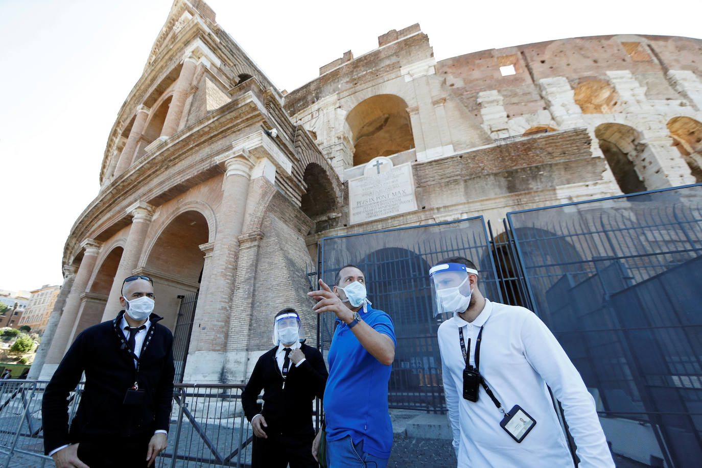 El Coliseo de Roma y algunas de las principales joyas culturales de Italia, como los Museos Vaticanos o los Uffizi de Florencia, han reabierto sus puertas después de casi tres meses de cierre por la pandemia de coronavirus, en un nuevo paso hacia la normalidad. Con la apertura del Coliseo, Italia recupera su principal símbolo, aunque lo hace en medio de un panorama inédito, sin colas de turistas y entre medidas de seguridad