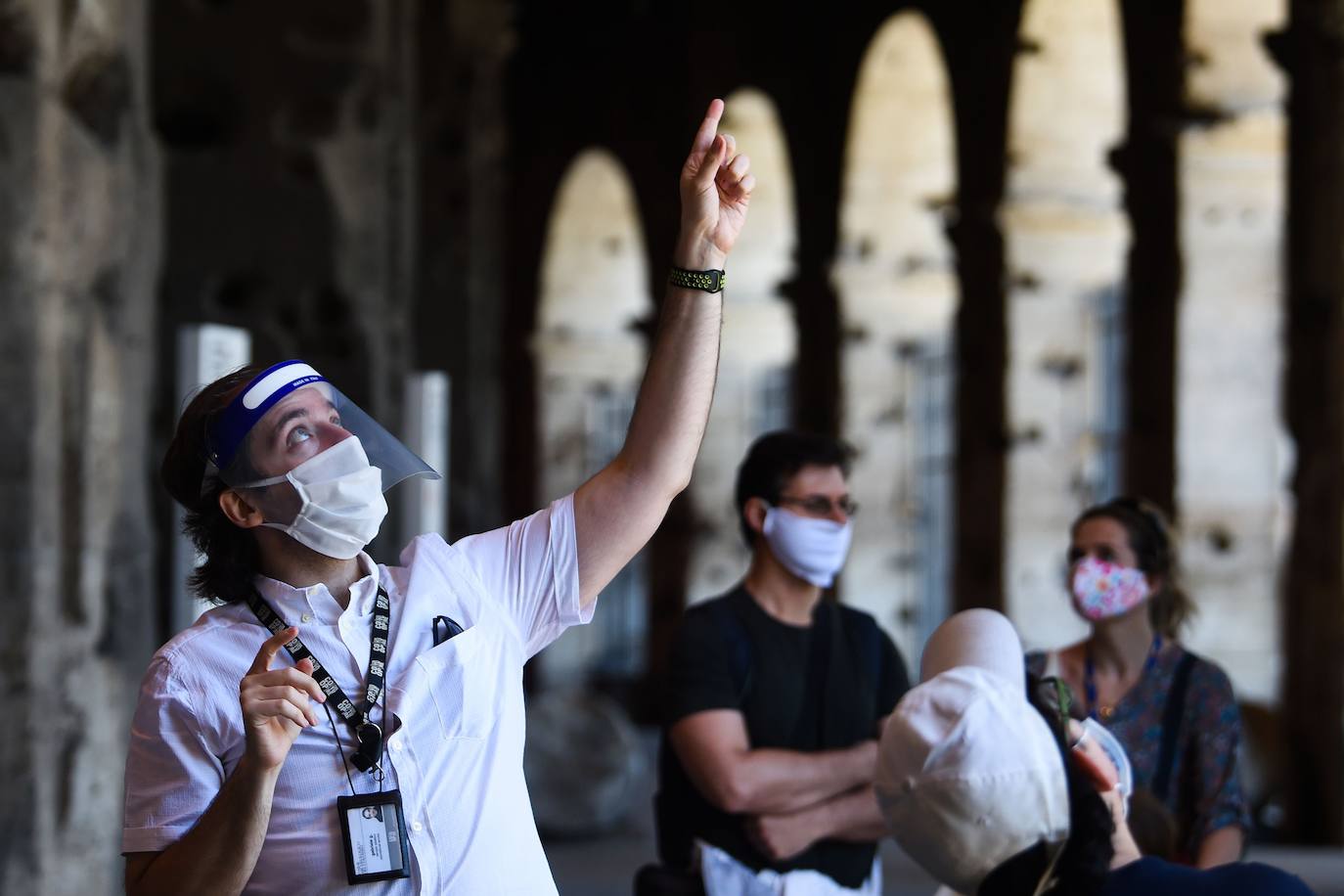 El Coliseo de Roma y algunas de las principales joyas culturales de Italia, como los Museos Vaticanos o los Uffizi de Florencia, han reabierto sus puertas después de casi tres meses de cierre por la pandemia de coronavirus, en un nuevo paso hacia la normalidad. Con la apertura del Coliseo, Italia recupera su principal símbolo, aunque lo hace en medio de un panorama inédito, sin colas de turistas y entre medidas de seguridad