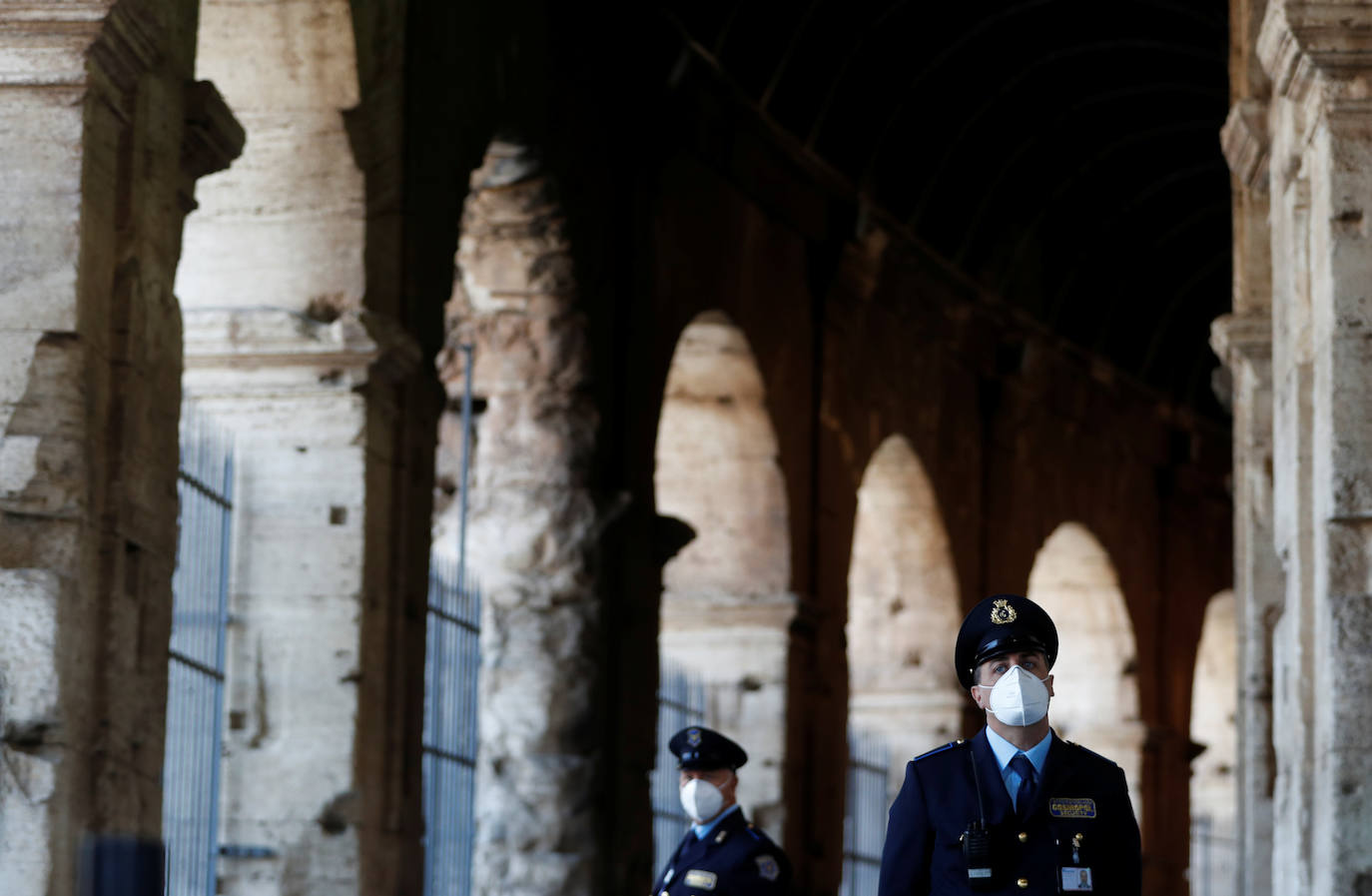 El Coliseo de Roma y algunas de las principales joyas culturales de Italia, como los Museos Vaticanos o los Uffizi de Florencia, han reabierto sus puertas después de casi tres meses de cierre por la pandemia de coronavirus, en un nuevo paso hacia la normalidad. Con la apertura del Coliseo, Italia recupera su principal símbolo, aunque lo hace en medio de un panorama inédito, sin colas de turistas y entre medidas de seguridad