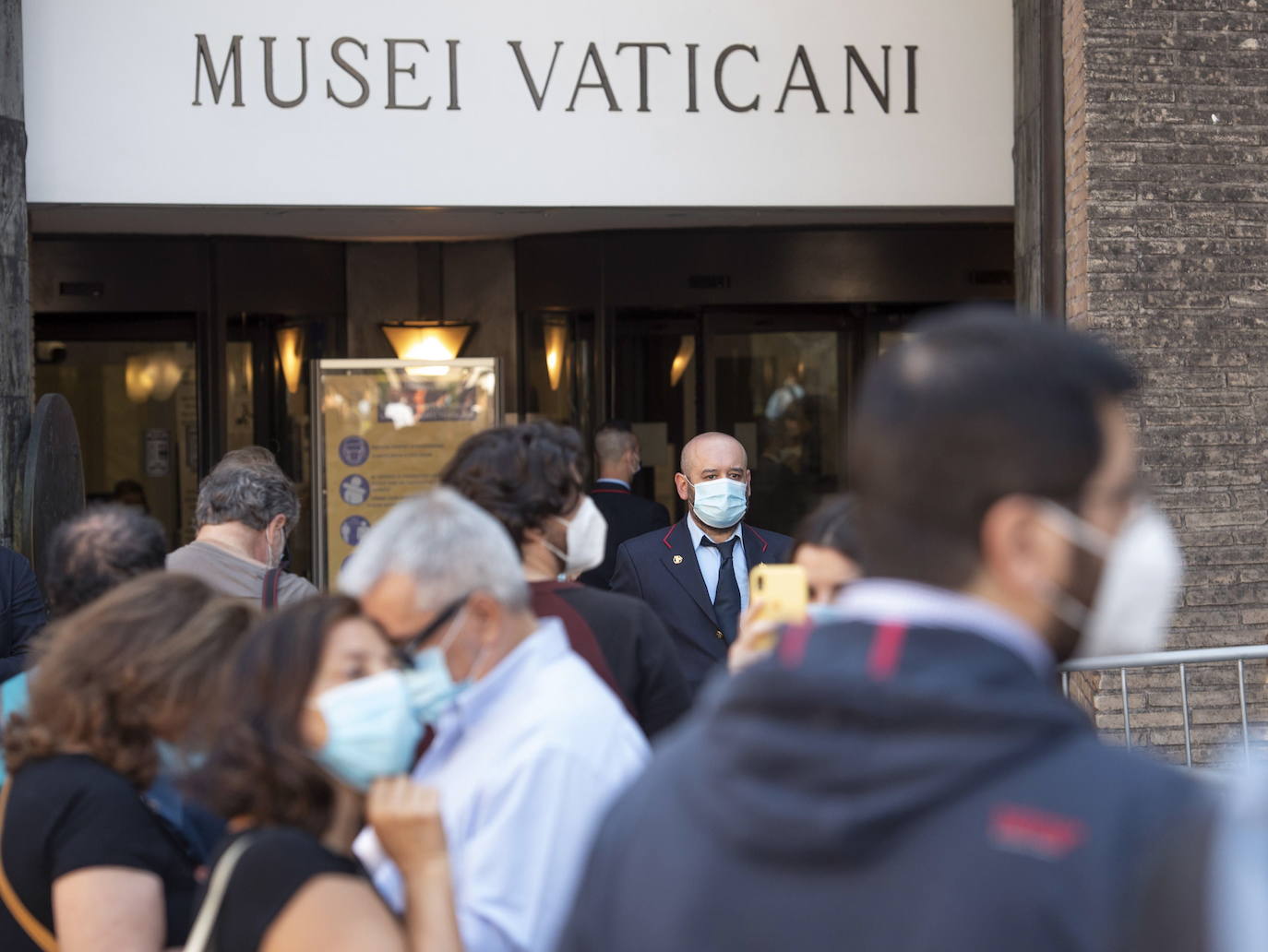 El Coliseo de Roma y algunas de las principales joyas culturales de Italia, como los Museos Vaticanos o los Uffizi de Florencia, han reabierto sus puertas después de casi tres meses de cierre por la pandemia de coronavirus, en un nuevo paso hacia la normalidad. Con la apertura del Coliseo, Italia recupera su principal símbolo, aunque lo hace en medio de un panorama inédito, sin colas de turistas y entre medidas de seguridad