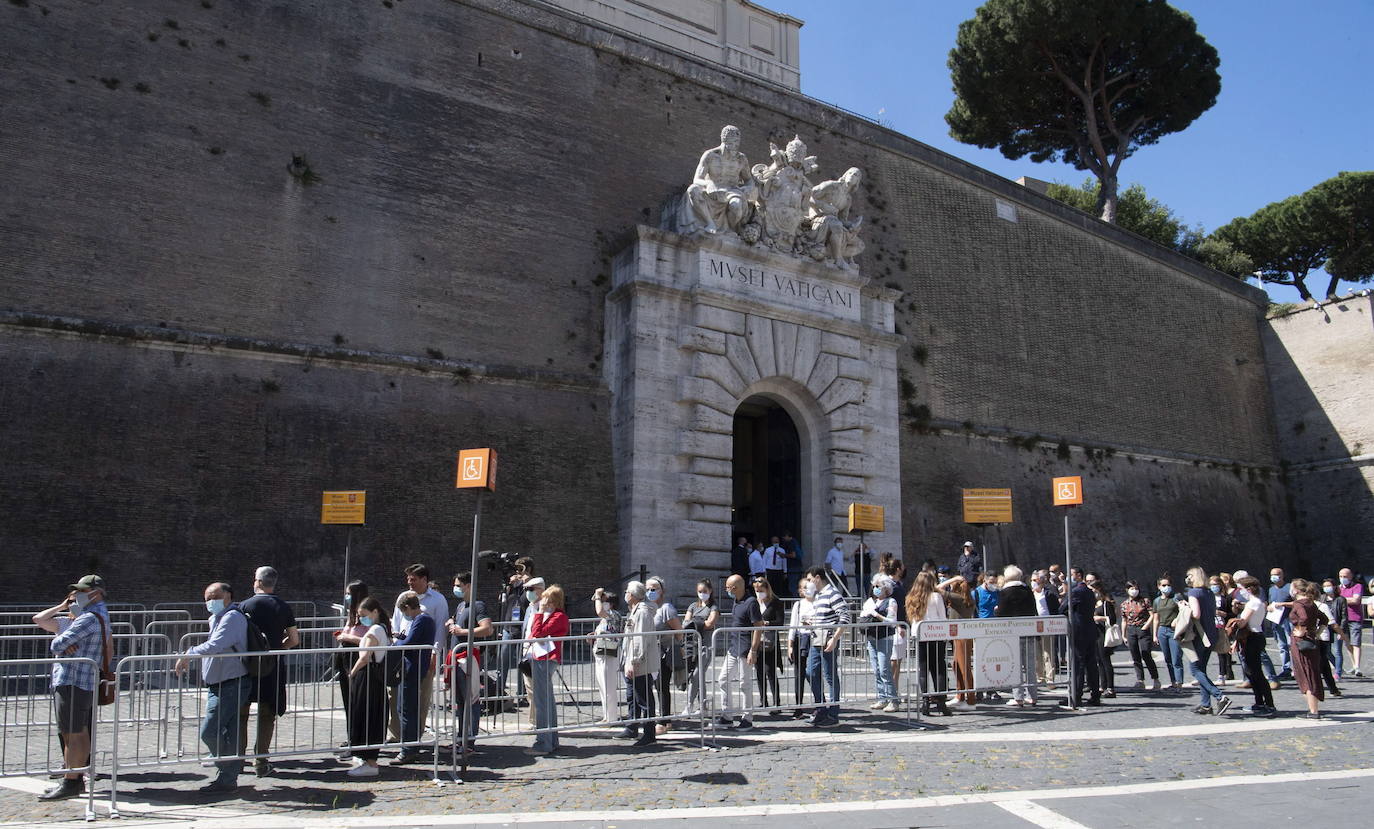 El Coliseo de Roma y algunas de las principales joyas culturales de Italia, como los Museos Vaticanos o los Uffizi de Florencia, han reabierto sus puertas después de casi tres meses de cierre por la pandemia de coronavirus, en un nuevo paso hacia la normalidad. Con la apertura del Coliseo, Italia recupera su principal símbolo, aunque lo hace en medio de un panorama inédito, sin colas de turistas y entre medidas de seguridad