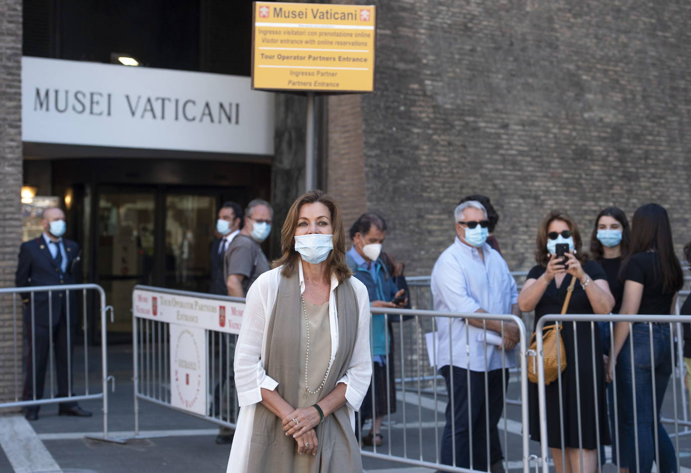 El Coliseo de Roma y algunas de las principales joyas culturales de Italia, como los Museos Vaticanos o los Uffizi de Florencia, han reabierto sus puertas después de casi tres meses de cierre por la pandemia de coronavirus, en un nuevo paso hacia la normalidad. Con la apertura del Coliseo, Italia recupera su principal símbolo, aunque lo hace en medio de un panorama inédito, sin colas de turistas y entre medidas de seguridad