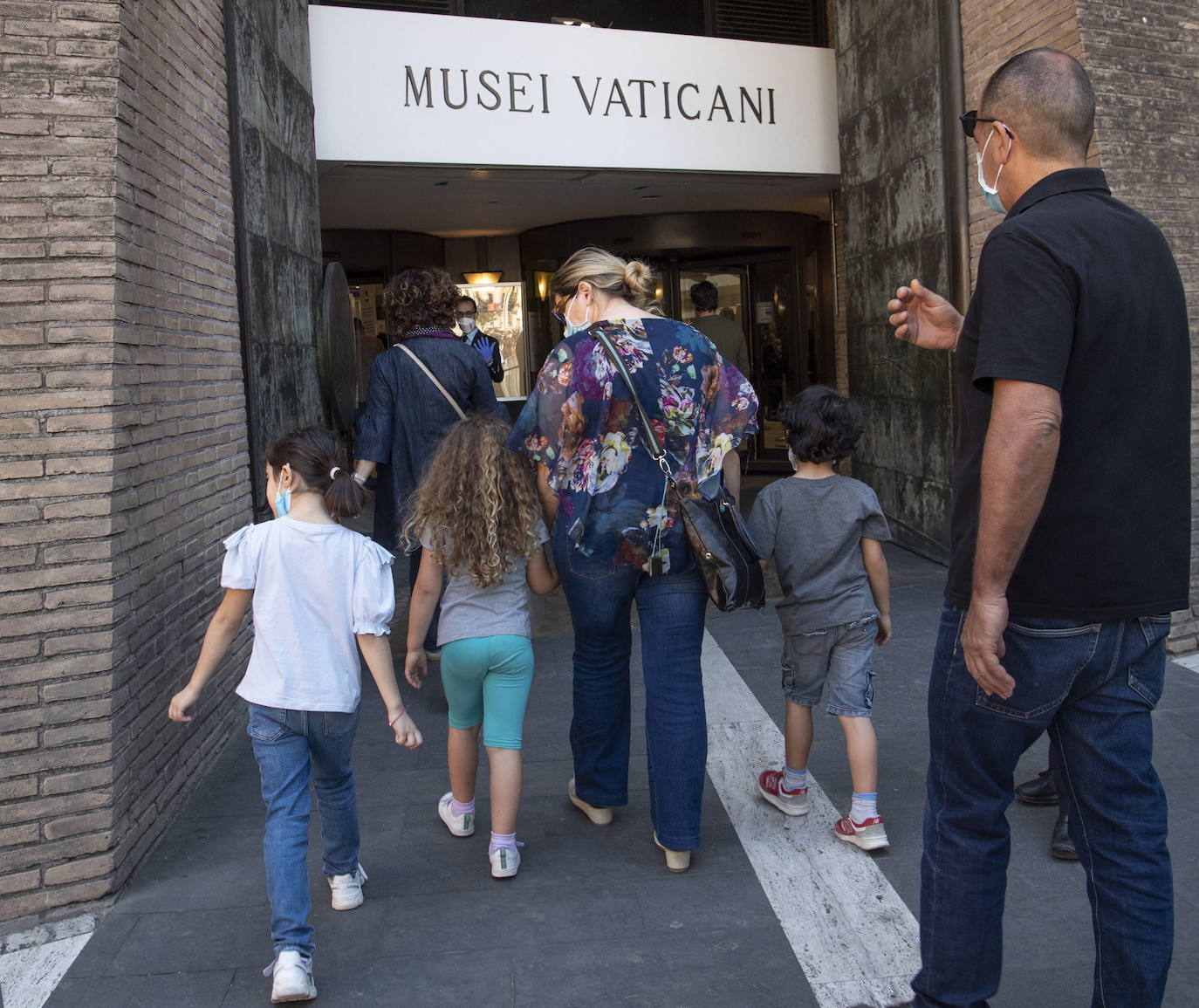 El Coliseo de Roma y algunas de las principales joyas culturales de Italia, como los Museos Vaticanos o los Uffizi de Florencia, han reabierto sus puertas después de casi tres meses de cierre por la pandemia de coronavirus, en un nuevo paso hacia la normalidad. Con la apertura del Coliseo, Italia recupera su principal símbolo, aunque lo hace en medio de un panorama inédito, sin colas de turistas y entre medidas de seguridad