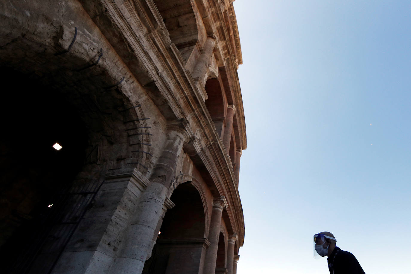 El Coliseo de Roma y algunas de las principales joyas culturales de Italia, como los Museos Vaticanos o los Uffizi de Florencia, han reabierto sus puertas después de casi tres meses de cierre por la pandemia de coronavirus, en un nuevo paso hacia la normalidad. Con la apertura del Coliseo, Italia recupera su principal símbolo, aunque lo hace en medio de un panorama inédito, sin colas de turistas y entre medidas de seguridad