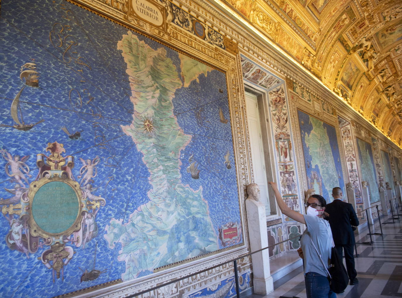 El Coliseo de Roma y algunas de las principales joyas culturales de Italia, como los Museos Vaticanos o los Uffizi de Florencia, han reabierto sus puertas después de casi tres meses de cierre por la pandemia de coronavirus, en un nuevo paso hacia la normalidad. Con la apertura del Coliseo, Italia recupera su principal símbolo, aunque lo hace en medio de un panorama inédito, sin colas de turistas y entre medidas de seguridad