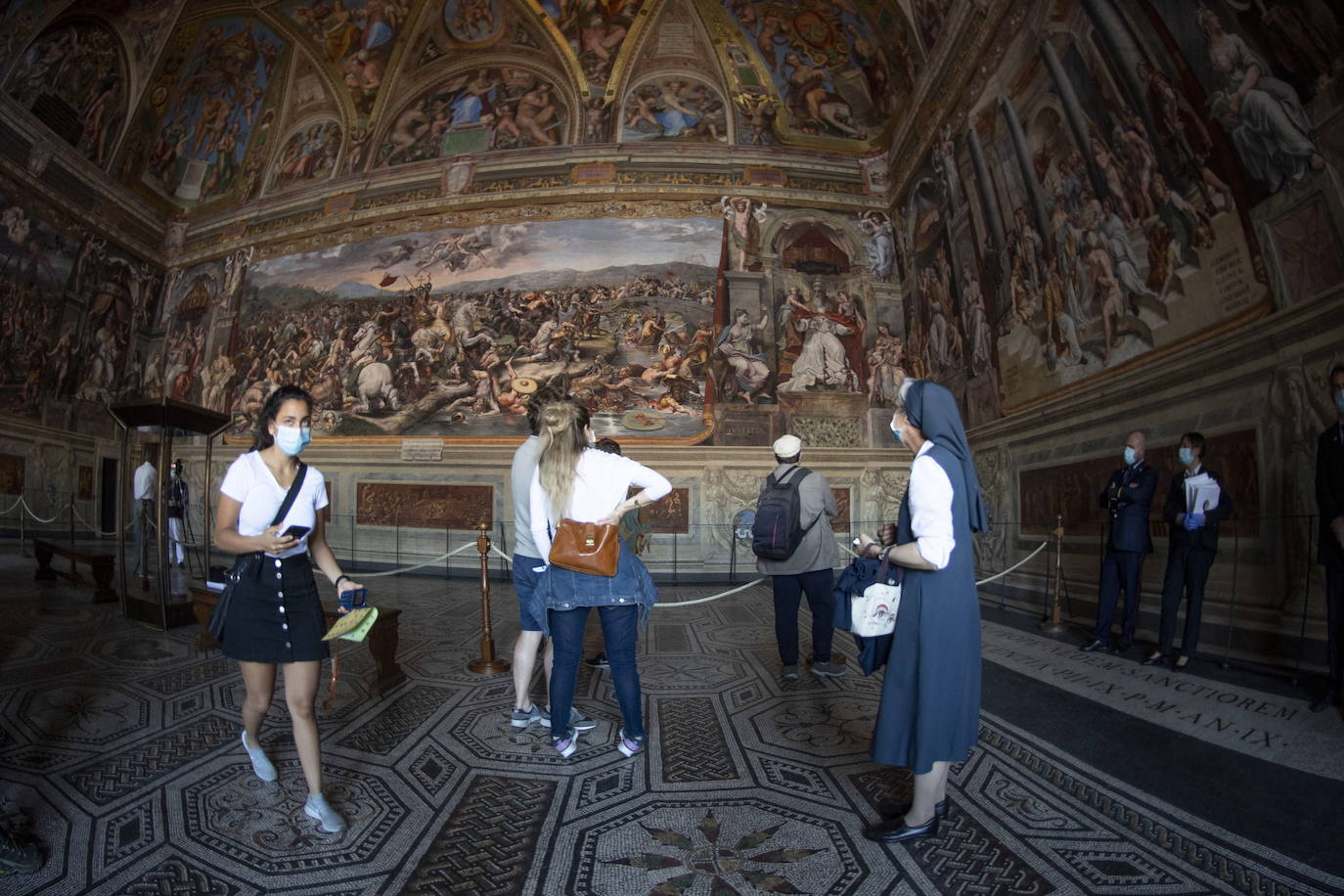 El Coliseo de Roma y algunas de las principales joyas culturales de Italia, como los Museos Vaticanos o los Uffizi de Florencia, han reabierto sus puertas después de casi tres meses de cierre por la pandemia de coronavirus, en un nuevo paso hacia la normalidad. Con la apertura del Coliseo, Italia recupera su principal símbolo, aunque lo hace en medio de un panorama inédito, sin colas de turistas y entre medidas de seguridad