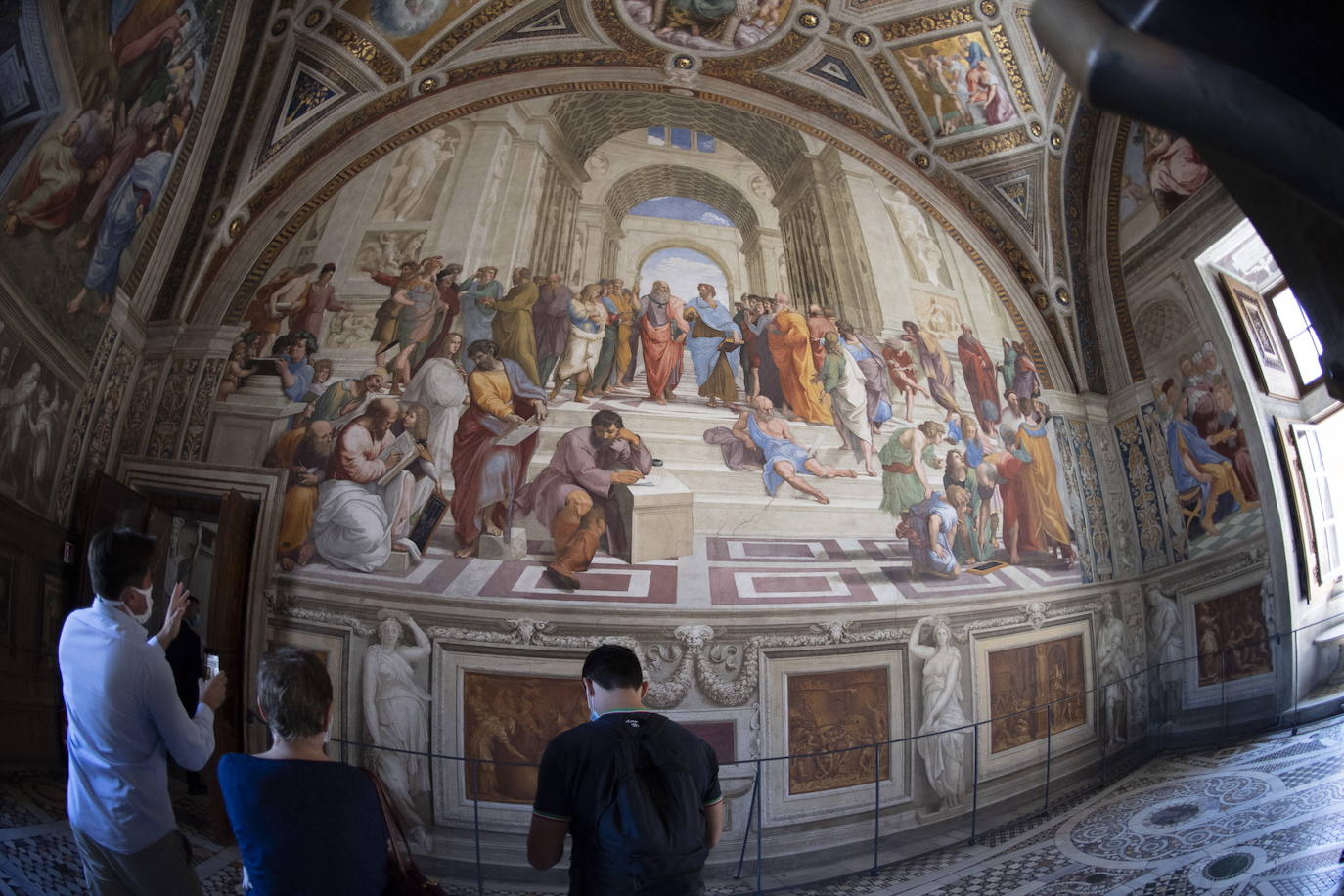 El Coliseo de Roma y algunas de las principales joyas culturales de Italia, como los Museos Vaticanos o los Uffizi de Florencia, han reabierto sus puertas después de casi tres meses de cierre por la pandemia de coronavirus, en un nuevo paso hacia la normalidad. Con la apertura del Coliseo, Italia recupera su principal símbolo, aunque lo hace en medio de un panorama inédito, sin colas de turistas y entre medidas de seguridad