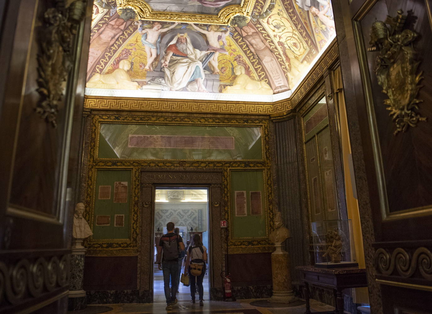 El Coliseo de Roma y algunas de las principales joyas culturales de Italia, como los Museos Vaticanos o los Uffizi de Florencia, han reabierto sus puertas después de casi tres meses de cierre por la pandemia de coronavirus, en un nuevo paso hacia la normalidad. Con la apertura del Coliseo, Italia recupera su principal símbolo, aunque lo hace en medio de un panorama inédito, sin colas de turistas y entre medidas de seguridad