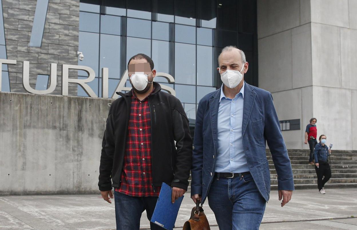 El padre del bebé de Nuevo Roces, a la salida del juzgado junto a su abogado. 