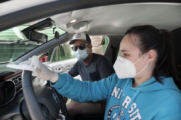 Las autoescuelas reanudan las clases con volantes y espejos desinfectados