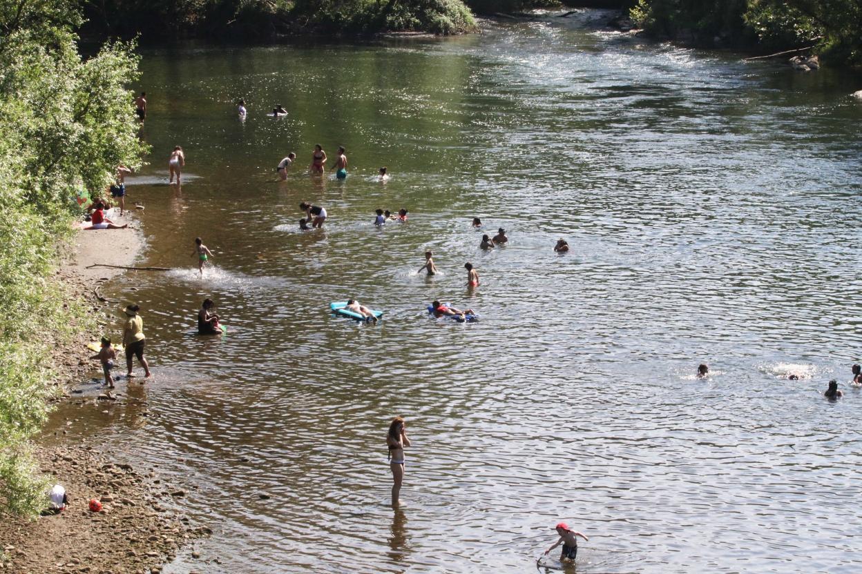 Bañistas en la zona donde se ahogó un joven el pasado miércoles. 