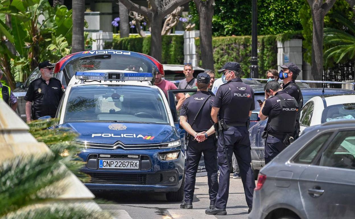 Despliegue policial en Marbella tras el asesinato de tiros de un hombre.