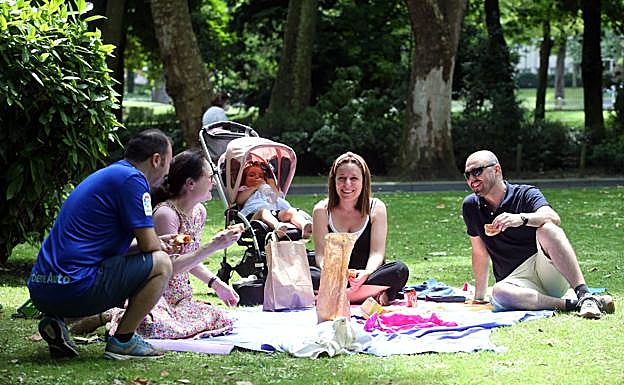 La Sociedad Protectora de La Balesquida no ha repartido este año ni el bollo ni el vino, con lo que son muchos los que han buscado otras alternativas, como este grupo de mujeres, que beben cava.