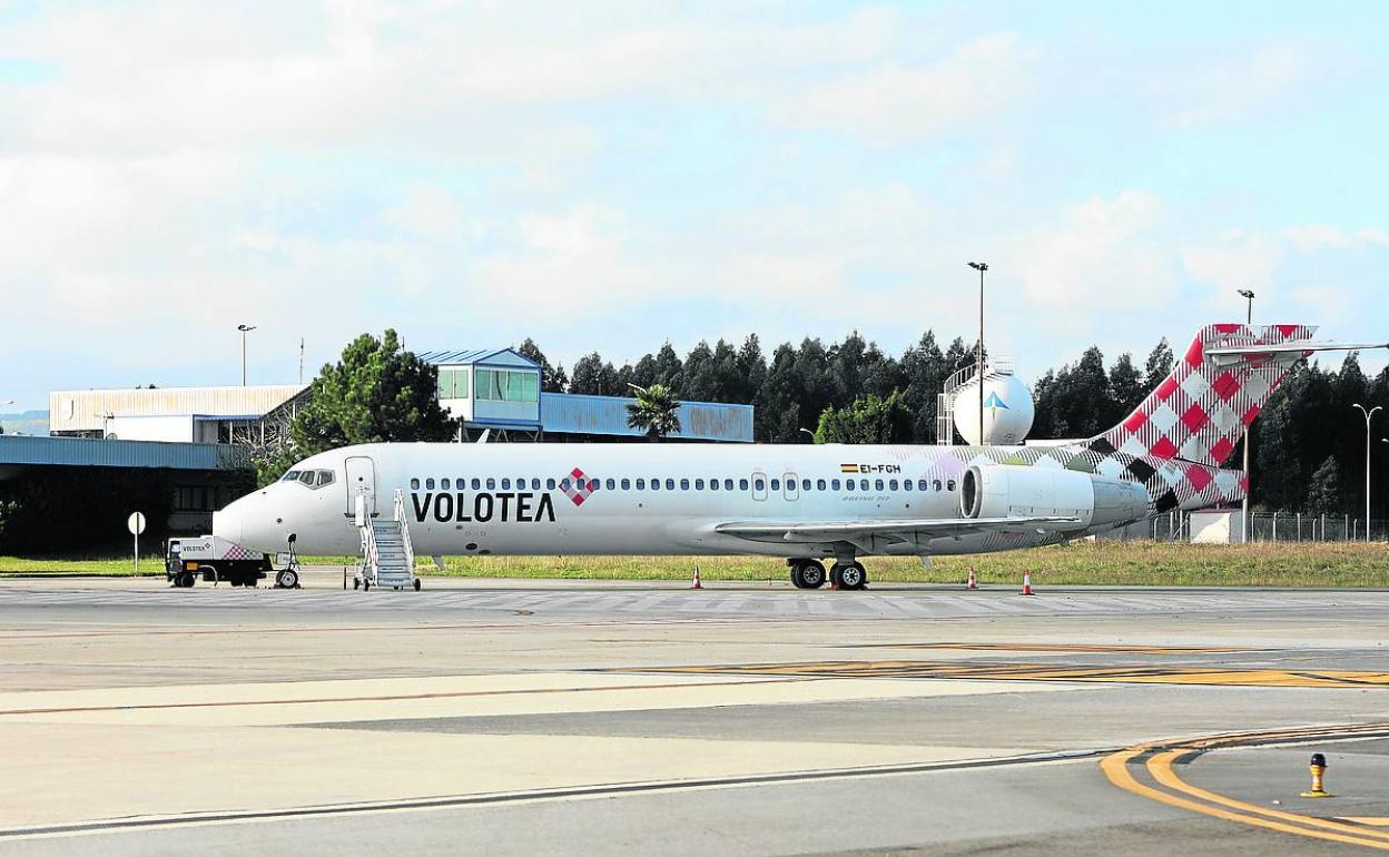 Un avión de Volotea en el aeropuerto de Asturias antes de declararse el estado de alarma. marieta