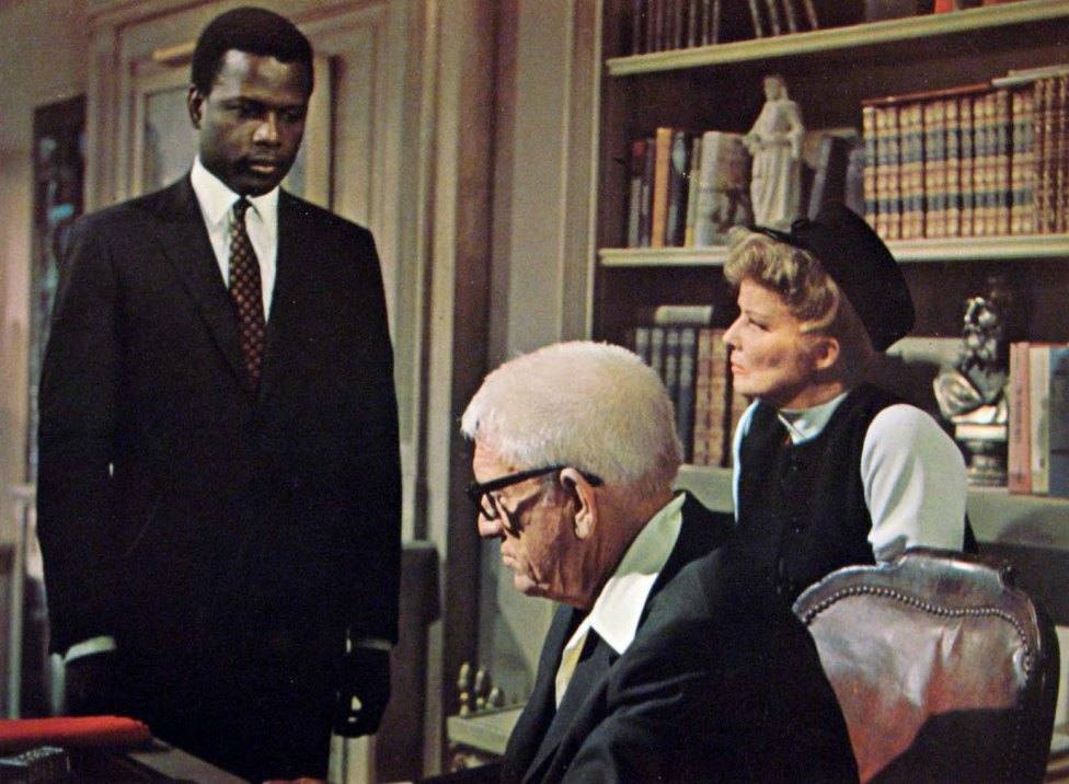 Adivina quién viene esta noche (1967). En 1967, Stanley Kramer dirigía esta comedia, en la que una joven de familia acomodada lleva a casa, para presentárselo a sus padres, a su novio, un médico negro con el que tiene la intención de casarse. A pesar de ser personas de ideas liberales, sus padres se sienten muy confundidos, especialmente el padre, que teme que un matrimonio interracial no traiga más que problemas a su hija.