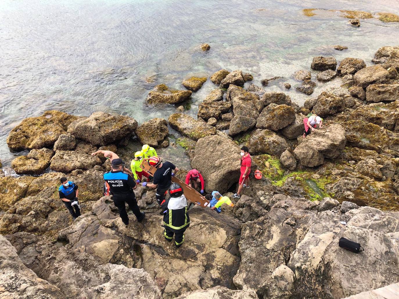 La víctima se precipitó al vacío desde el muro de hormigón que delimita el paseo del Muro