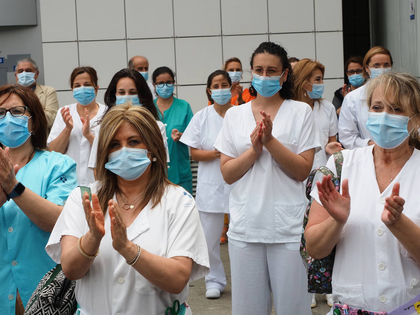 Los profesionales agradecen a las puertas de los centros sanitarios asturianos la concesión del Premio Princesa de la Concordia