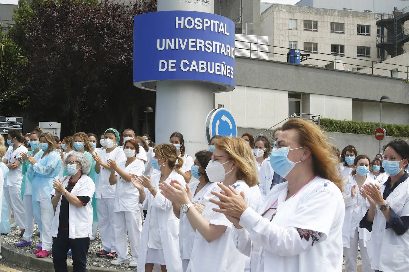 Los profesionales agradecen a las puertas de los centros sanitarios asturianos la concesión del Premio Princesa de la Concordia
