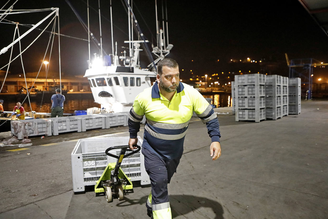 La temporada se estrenó con la venta a 14.03 euros el kilo en la primera tina de bonito grande, 119 kilos que se llevó Pescados El Kiku, de Tazones. El resto, mas de 8.800 kilos, lo compró Alimerka a 12.96 euros. 