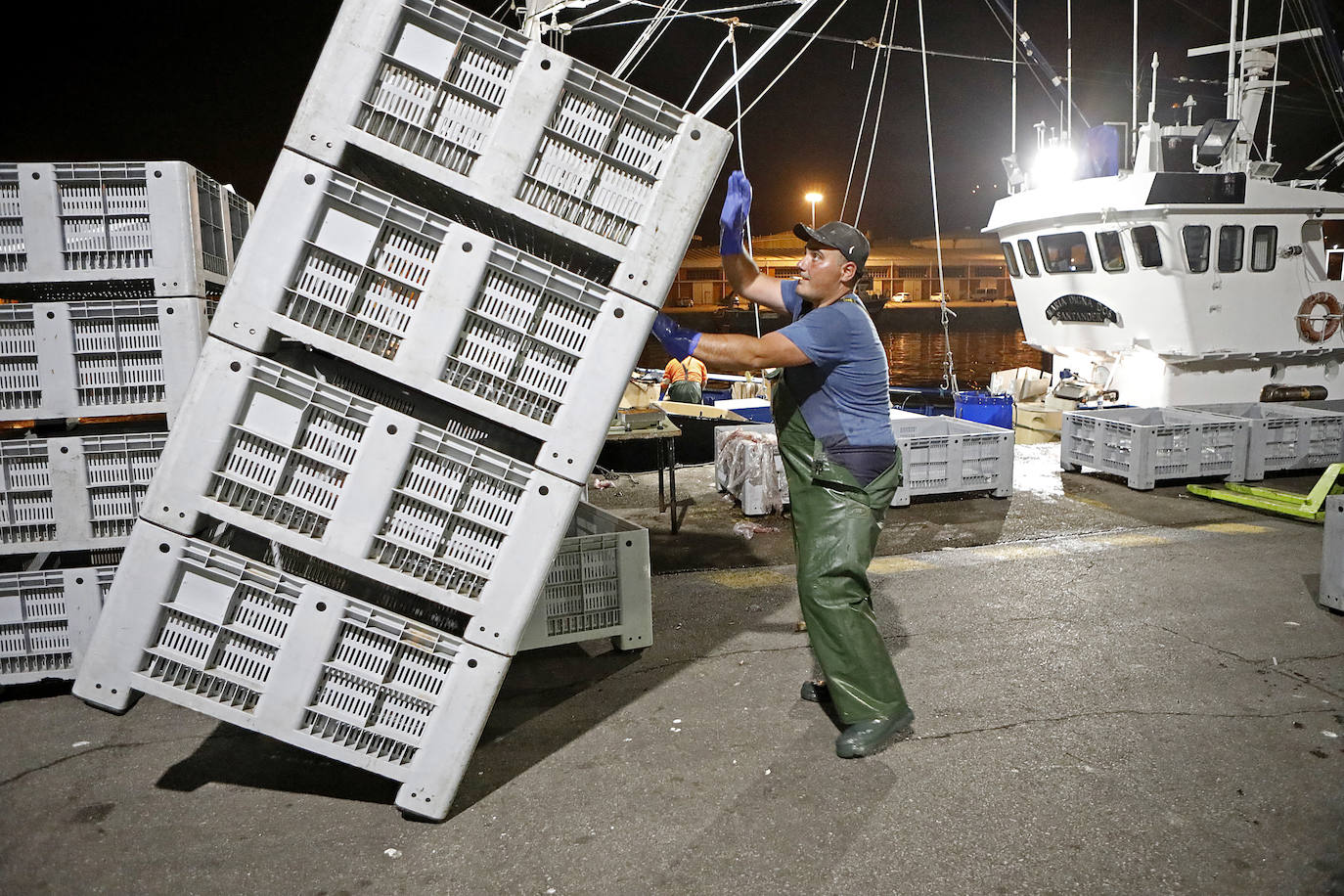 La temporada se estrenó con la venta a 14.03 euros el kilo en la primera tina de bonito grande, 119 kilos que se llevó Pescados El Kiku, de Tazones. El resto, mas de 8.800 kilos, lo compró Alimerka a 12.96 euros. 