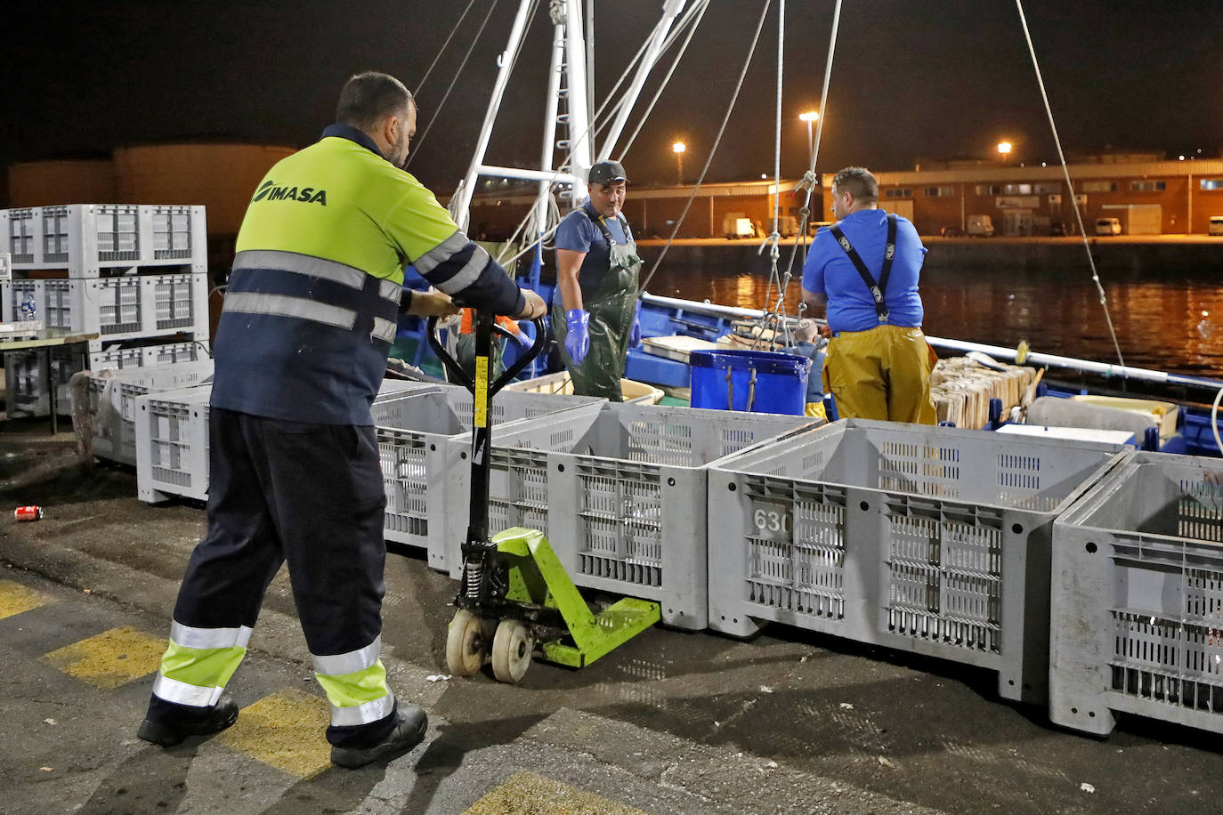 La temporada se estrenó con la venta a 14.03 euros el kilo en la primera tina de bonito grande, 119 kilos que se llevó Pescados El Kiku, de Tazones. El resto, mas de 8.800 kilos, lo compró Alimerka a 12.96 euros. 