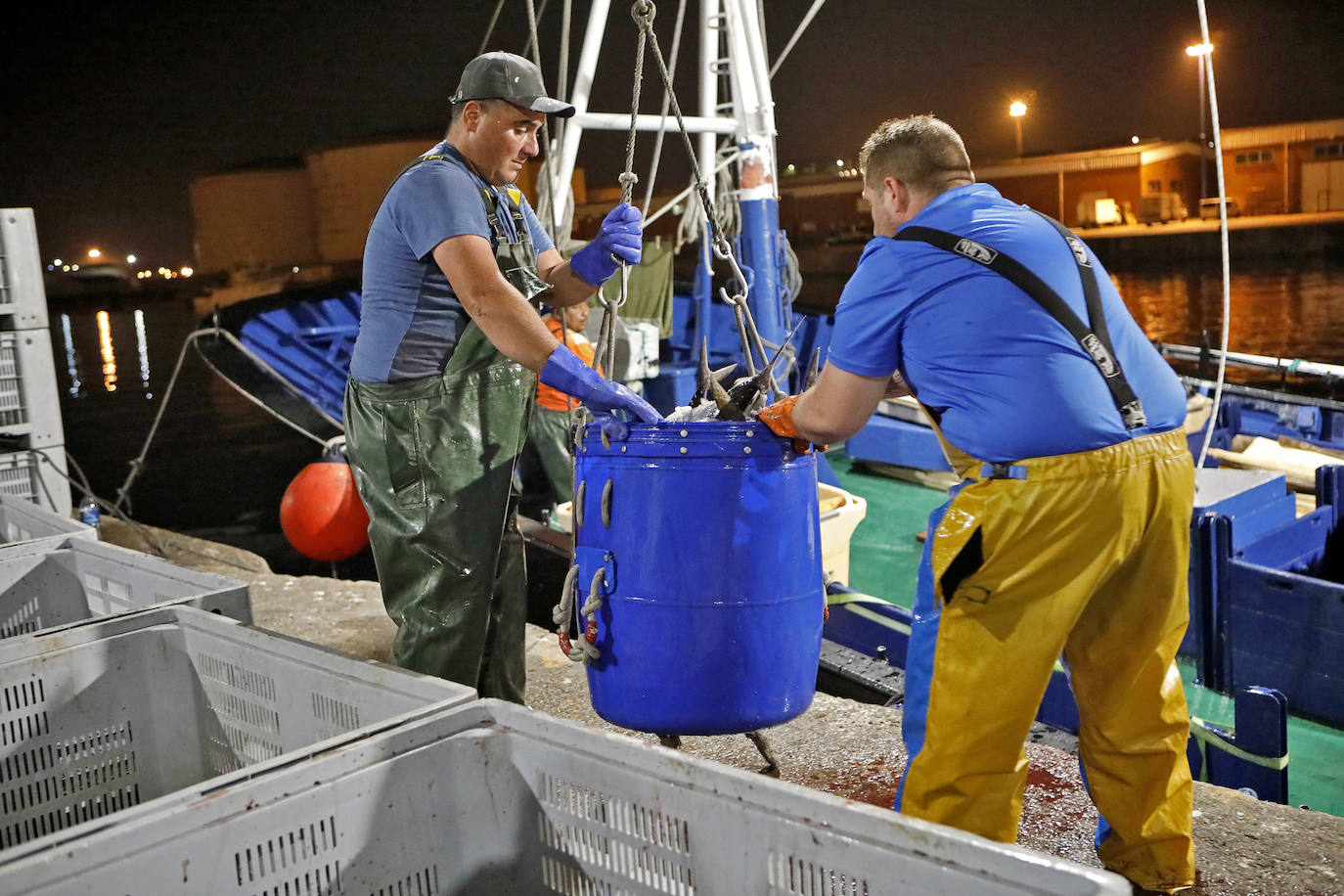 La temporada se estrenó con la venta a 14.03 euros el kilo en la primera tina de bonito grande, 119 kilos que se llevó Pescados El Kiku, de Tazones. El resto, mas de 8.800 kilos, lo compró Alimerka a 12.96 euros. 