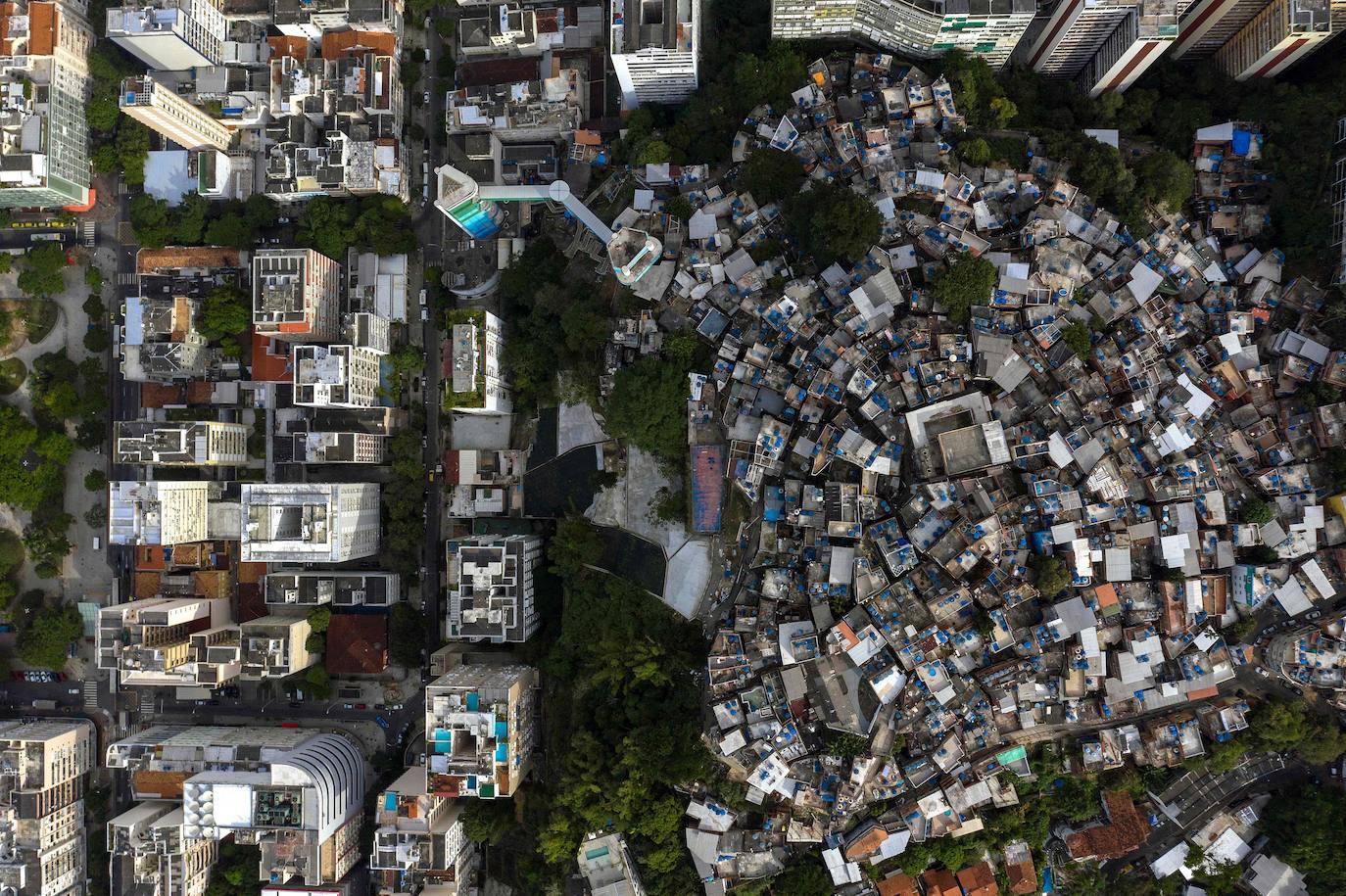 Favela Pavao Pavaozinho, Brasil | El coronavirus ha sacudido a gran parte del mundo. Los vecindarios superpoblados y una gran población dentro de los niveles de pobreza son un gran desafío que enfrentan los países latinoamericanos durante la pandemia global. 