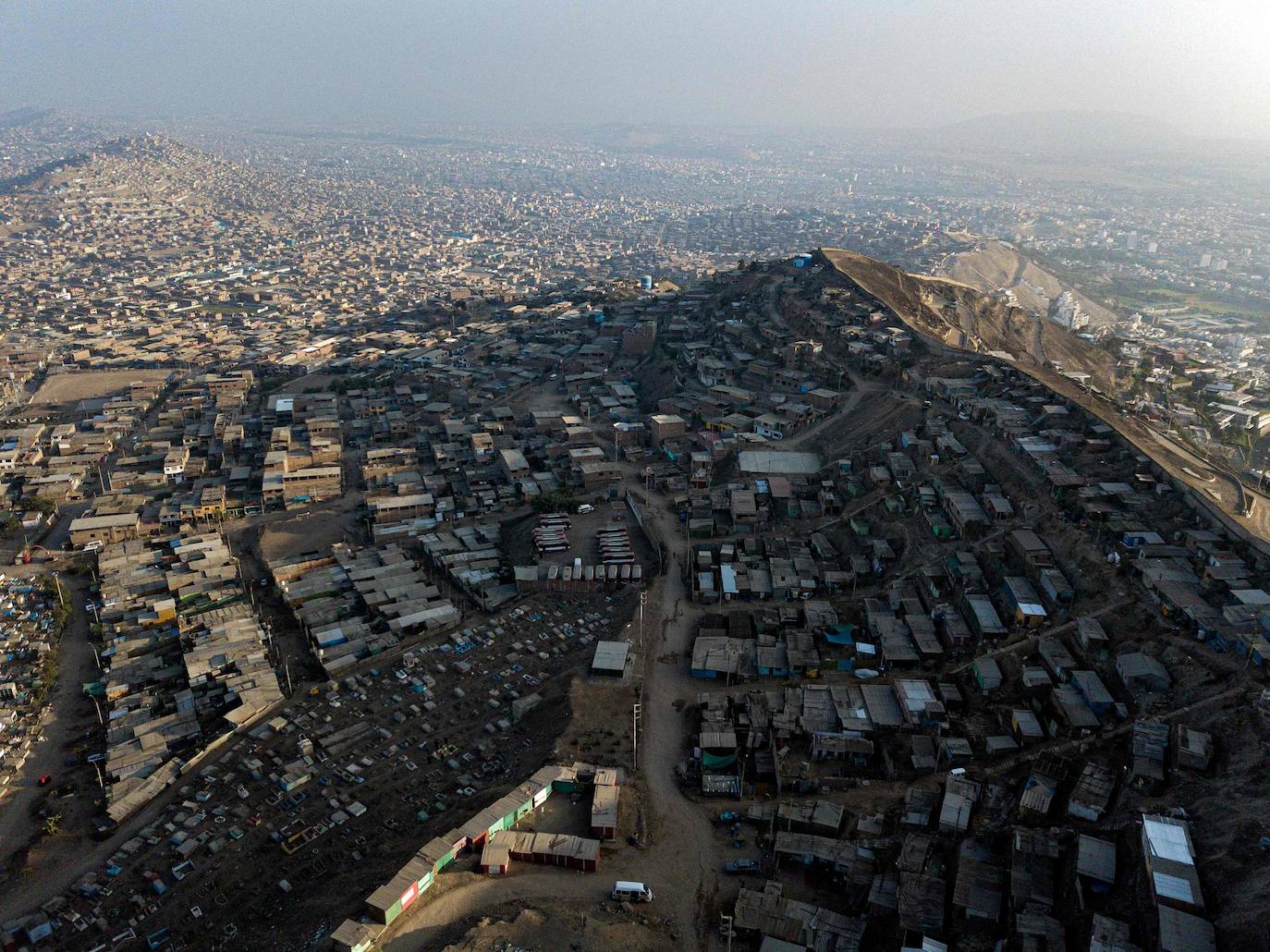 Pamplona Alta, Lima, Perú | El coronavirus ha sacudido a gran parte del mundo. Los vecindarios superpoblados y una gran población dentro de los niveles de pobreza son un gran desafío que enfrentan los países latinoamericanos durante la pandemia global. 