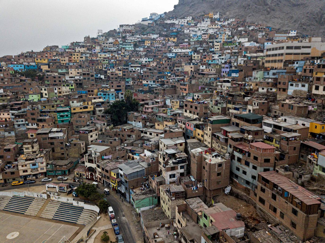 San Cristobal, Lima, Perú | El coronavirus ha sacudido a gran parte del mundo. Los vecindarios superpoblados y una gran población dentro de los niveles de pobreza son un gran desafío que enfrentan los países latinoamericanos durante la pandemia global. 