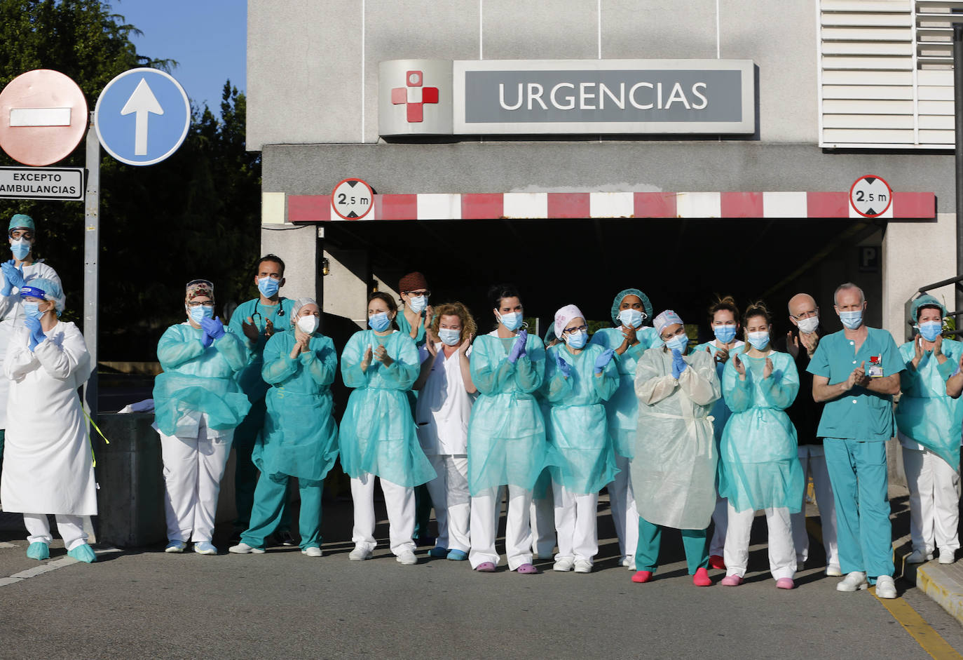 El jurado de los Premios Princesa otorgó el Premio Princesa de Asturias a los sanitarios españoles que trabajaron en primera línea frente al COVID-19 durante los últimos meses. Agradecieron el "heroico esfuerzo" de todos los profesionales de la sanidad: médicos, enfermeros, auxiliares, técnicos de ambulancia, celadores...