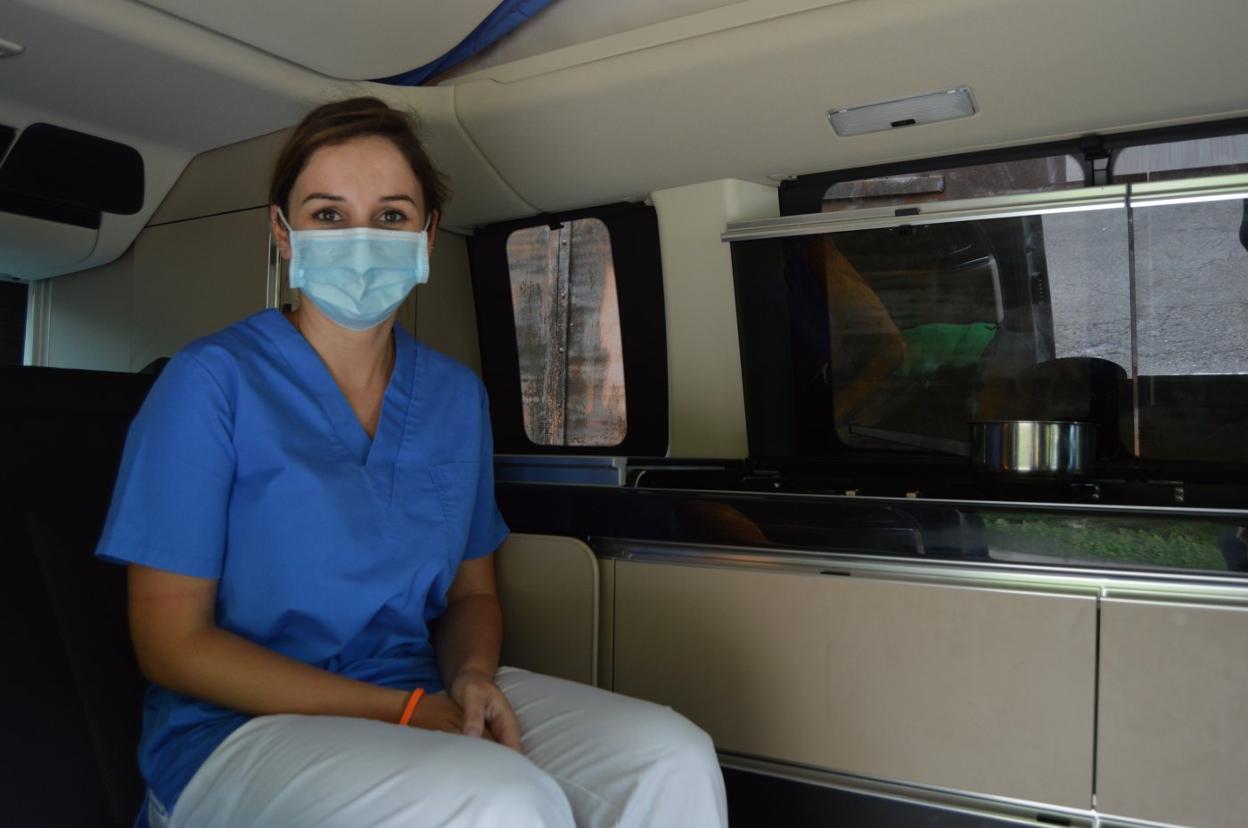 Brenda Cabo, en su furgoneta. Ahora se recupera de dos meses de duro trabajo en su pueblo, El Rodical. 