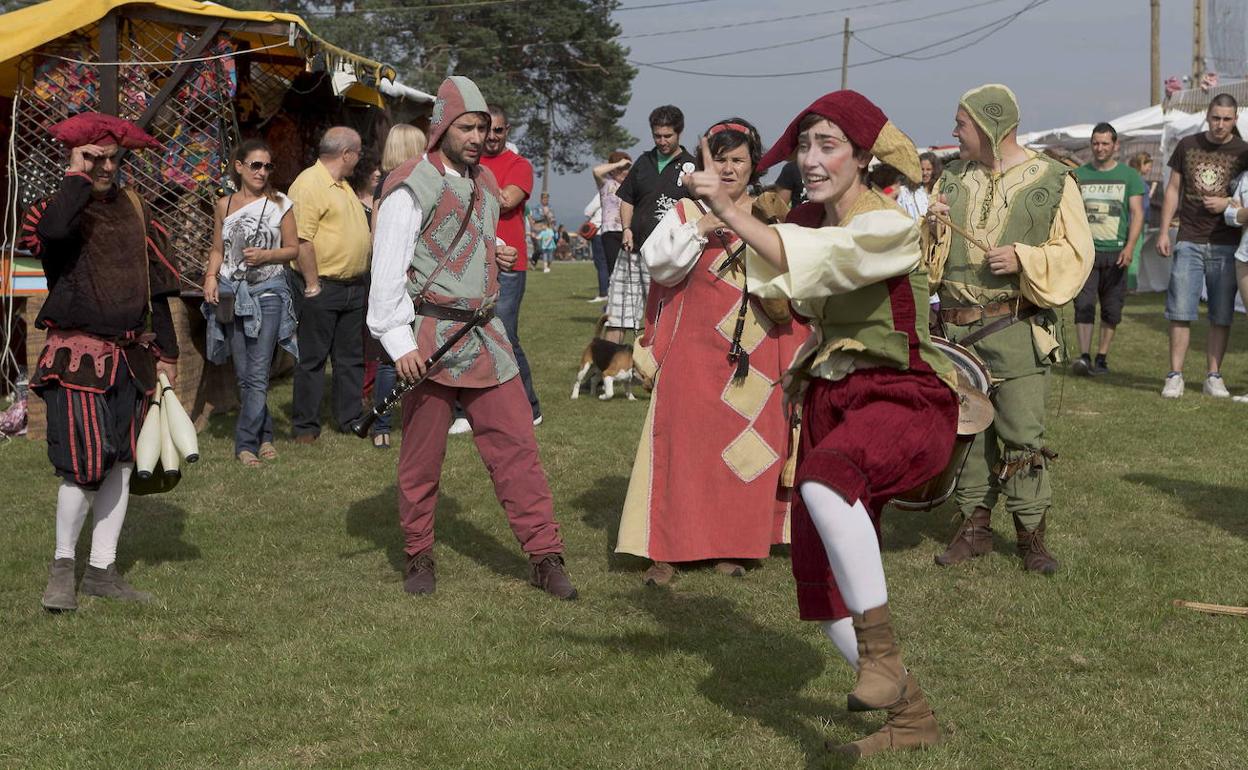 Exhibición de luchas medievales en la fiesta de los Exconxuraos de Llanera.