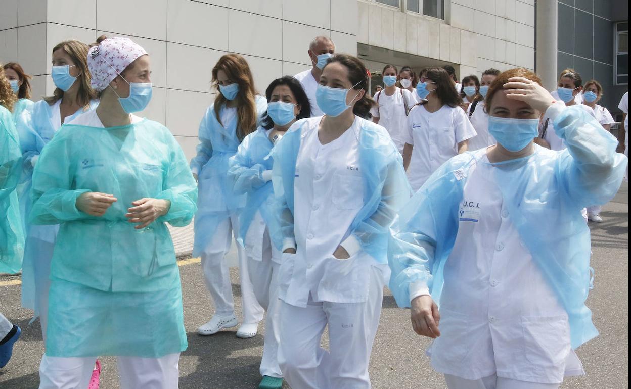 Sanitarios del Hospital de Cabueñes, este miércoles.