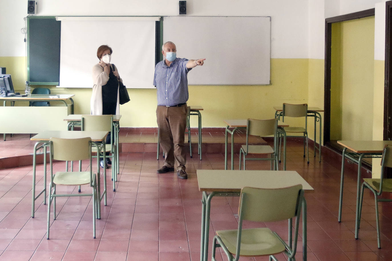 Alumnos de Secundaria y ciclos superiores de FP vuelven hoy a las aulas con importantes medidas de seguridad frente al coronavirus. Toma de temperatura en el acceso, gel hidroalcohólico a la entrada de las clases y sepración de dos metros entre las mesas, además de la mascarilla son algunas de las medidas adoptadas en los centros educativos. En la foto, el IES Jovellanos de Gijón. 