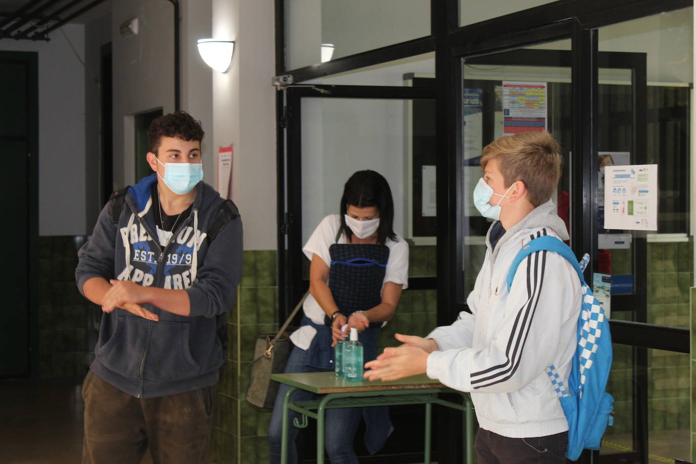 Alumnos de Secundaria y ciclos superiores de FP vuelven hoy a las aulas con importantes medidas de seguridad frente al coronavirus. Toma de temperatura en el acceso, gel hidroalcohólico a la entrada de las clases y sepración de dos metros entre las mesas, además de la mascarilla son algunas de las medidas adoptadas en los centros educativos. 