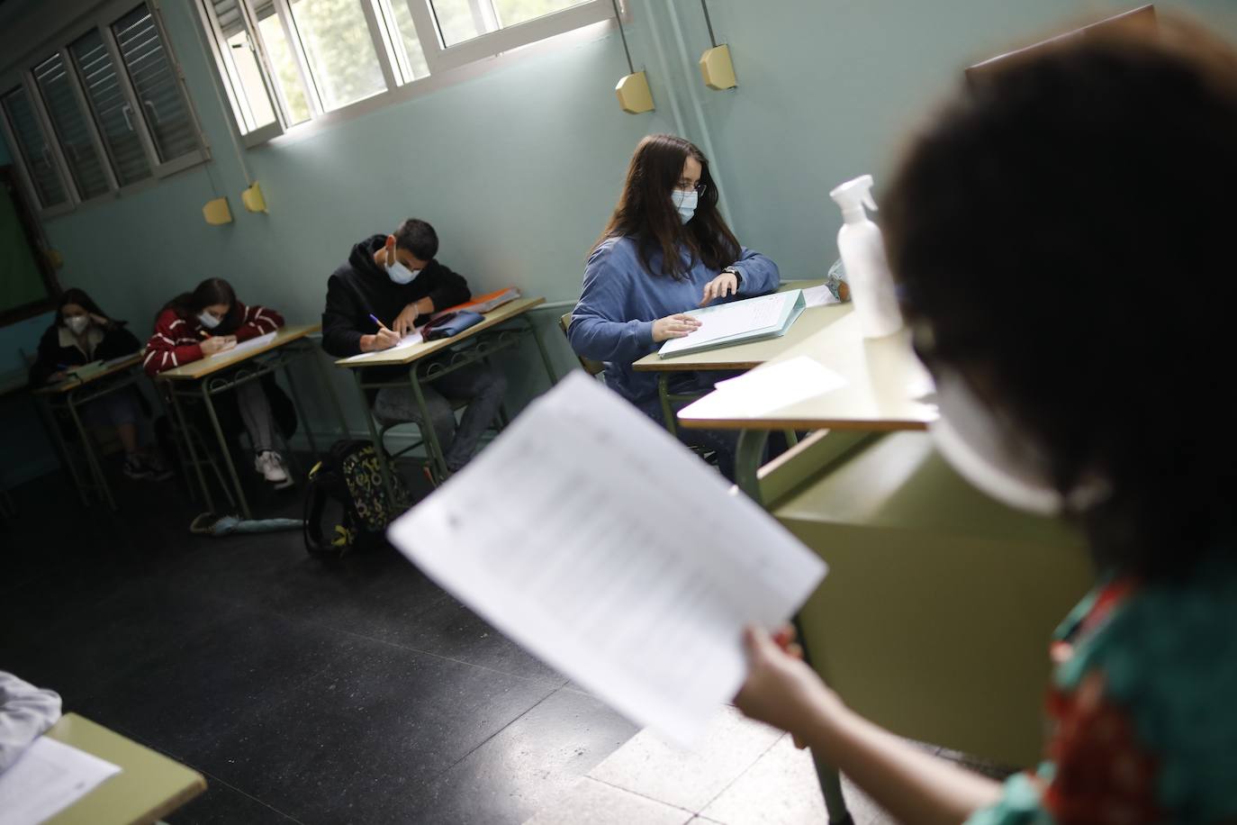 Alumnos de Secundaria y ciclos superiores de FP vuelven hoy a las aulas con importantes medidas de seguridad frente al coronavirus. Toma de temperatura en el acceso, gel hidroalcohólico a la entrada de las clases y sepración de dos metros entre las mesas, además de la mascarilla son algunas de las medidas adoptadas en los centros educativos. En la imagen, el IES Jerónimo González de Sama de Langreo.