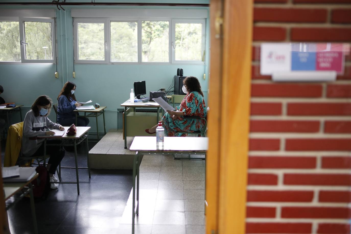 Alumnos de Secundaria y ciclos superiores de FP vuelven hoy a las aulas con importantes medidas de seguridad frente al coronavirus. Toma de temperatura en el acceso, gel hidroalcohólico a la entrada de las clases y sepración de dos metros entre las mesas, además de la mascarilla son algunas de las medidas adoptadas en los centros educativos. En la imagen, el IES Jerónimo González de Sama de Langreo.