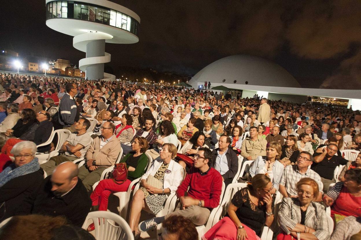 Público sentado en la plaza del Centro Niemeyer en la representación de la obra de teatro clásico de Eurípides, 'Hécuba', protagonizada por Concha Velasco en 2013. 