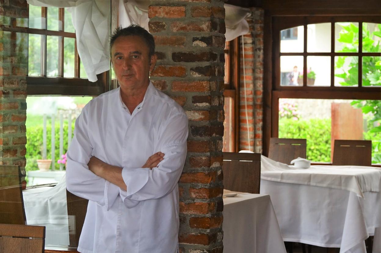 José Manuel Viejo, en el comedor de su establecimiento de La Piconera (Ribadesella). 