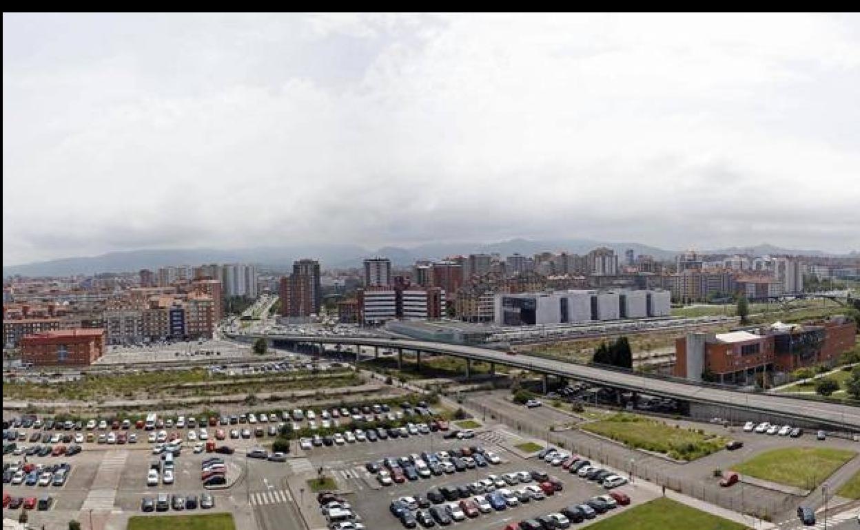 Panorámica de los terrenos del 'solarón' desde la azotea del edificio del Hotel La Polar, con el Museo del Ferrocarril a la izquierda y el parque de Moreda a la derecha.