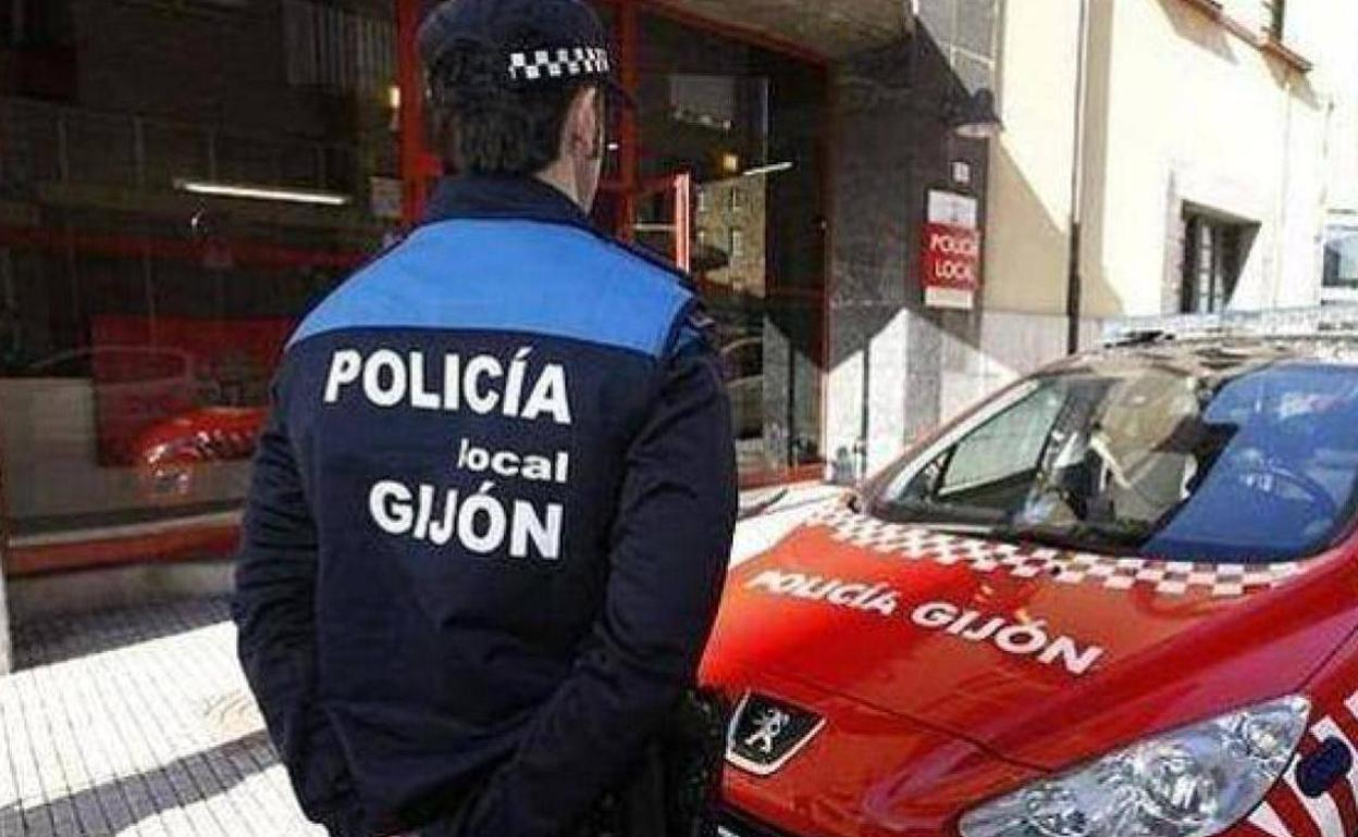 Denunciado un bar de Gijón por la presencia de 20 clientes que consumían en la barra y en la calle