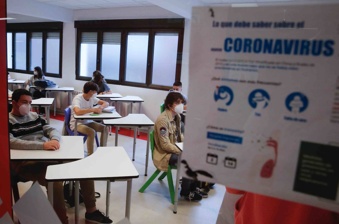 Alumnos de Secundaria y ciclos superiores de FP vuelven hoy a las aulas con importantes medidas de seguridad frente al coronavirus. Toma de temperatura en el acceso, gel hidroalcohólico a la entrada de las clases y sepración de dos metros entre las mesas, además de la mascarilla son algunas de las medidas adoptadas en los centros educativos. En la imagen, el CODEMA de Gijón.