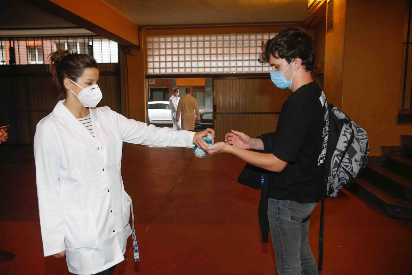 Alumnos de Secundaria y ciclos superiores de FP vuelven hoy a las aulas con importantes medidas de seguridad frente al coronavirs. Toma de temperatura en el acceso, gel hidroalcohólico a la entrada de las clases y sepración de dos metros entre las mesas, además de la mascarilla son algunas de las medidas adoptadas en los centros educativos. 