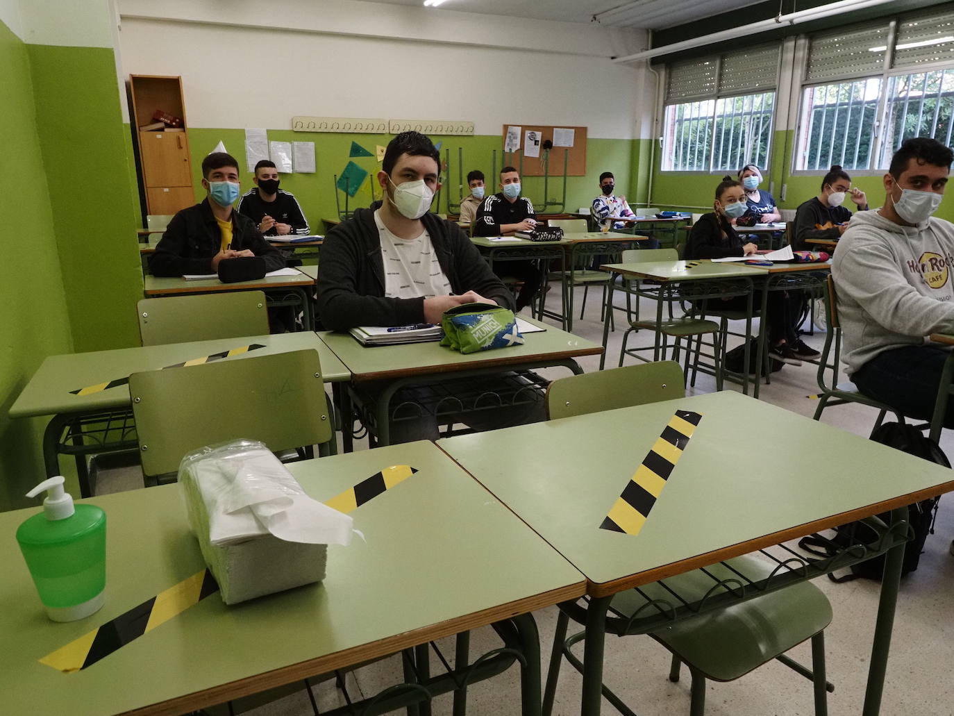 Alumnos de Secundaria y ciclos superiores de FP vuelven hoy a las aulas con importantes medidas de seguridad frente al coronavirus. Toma de temperatura en el acceso, gel hidroalcohólico a la entrada de las clases y sepración de dos metros entre las mesas, además de la mascarilla son algunas de las medidas adoptadas en los centros educativos. En la imagen, instituto avilesino de La Magdalena 