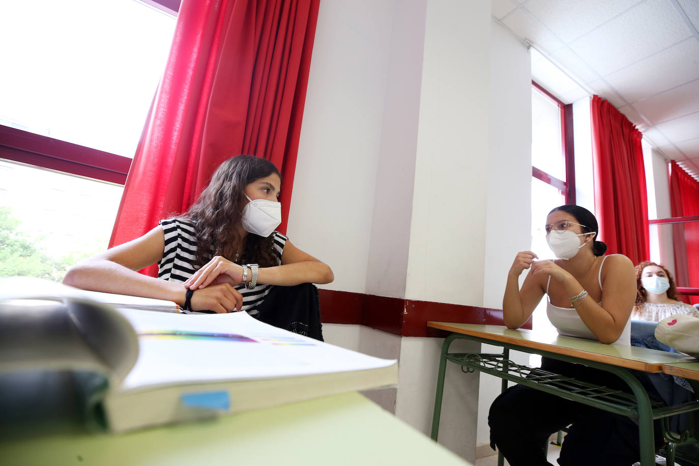 Alumnos de Secundaria y ciclos superiores de FP vuelven hoy a las aulas con importantes medidas de seguridad frente al coronavirus. Toma de temperatura en el acceso, gel hidroalcohólico a la entrada de las clases y sepración de dos metros entre las mesas, además de la mascarilla son algunas de las medidas adoptadas en los centros educativos. En la imagen, el IES de La Ería, en Oviedo