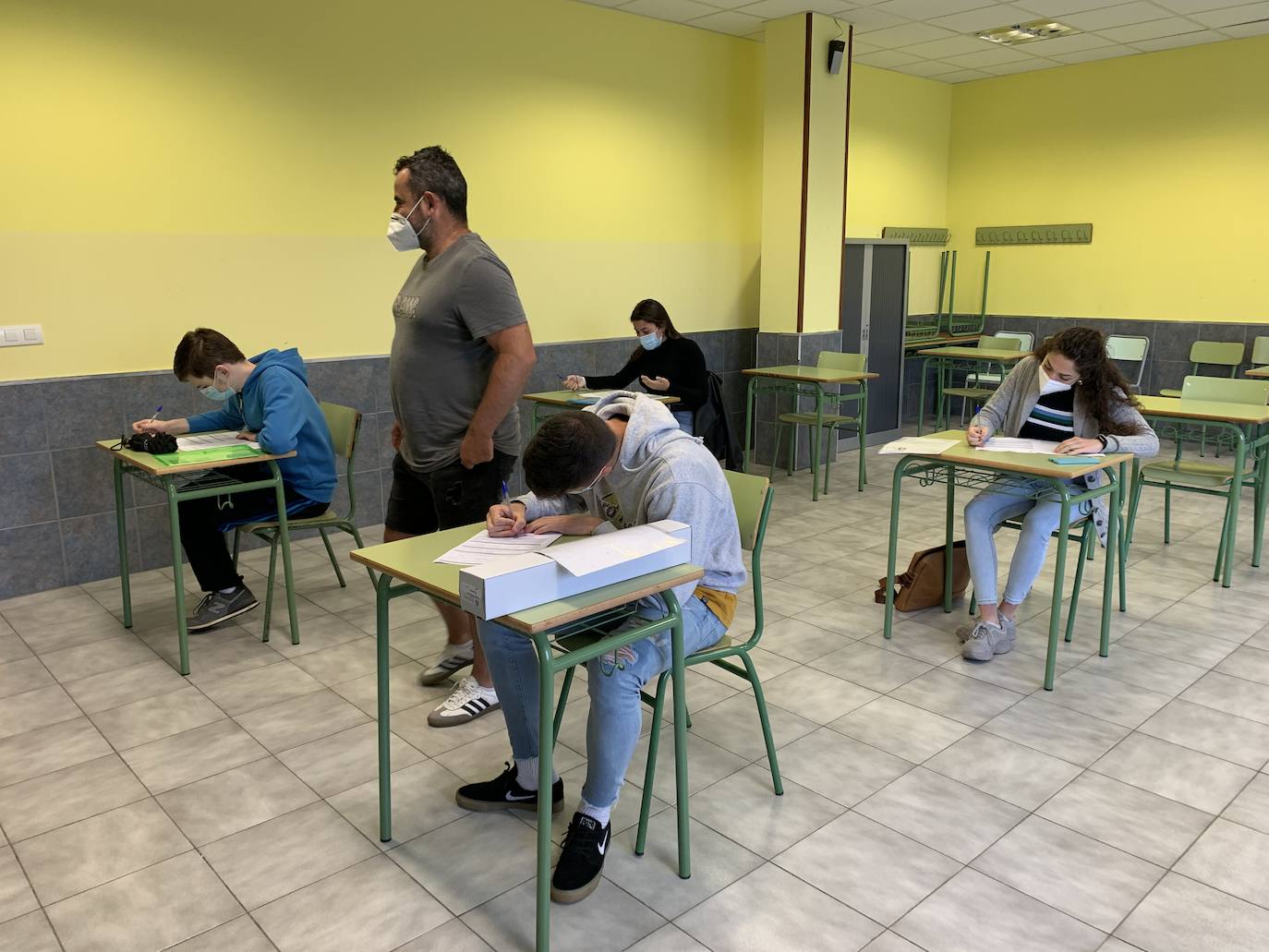 Alumnos de Secundaria y ciclos superiores de FP vuelven hoy a las aulas con importantes medidas de seguridad frente al coronavirus. Toma de temperatura en el acceso, gel hidroalcohólico a la entrada de las clases y sepración de dos metros entre las mesas, además de la mascarilla son algunas de las medidas adoptadas en los centros educativos. En la imagen, el instituto de Llanes. 